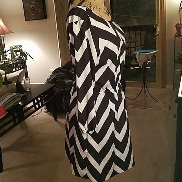 Black and white dress - Picture 3 of 3